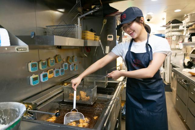 韓国発☆サクサク・ジューシーな新感覚フライドチキンが自慢のカフェです♪丁寧な研修でアルバイト未経験の方も安心！