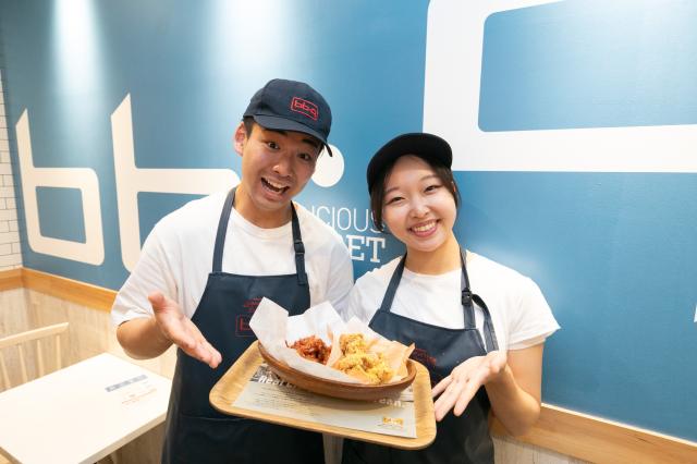 韓国発☆サクサク・ジューシーな新感覚フライドチキンが自慢のカフェです♪丁寧な研修でアルバイト未経験の方も安心！