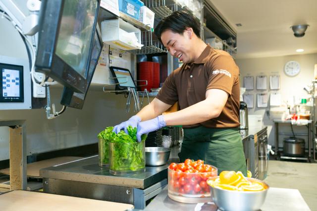 特急レーンとタッチパネルのある焼肉店で楽しくお仕事しませんか☆換気も抜群！丁寧な研修で飲食店未経験の方も安心！
