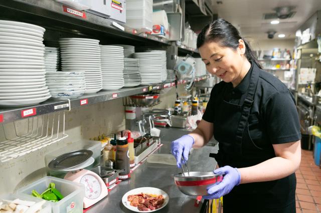 特急レーンとタッチパネルのある焼肉店で楽しくお仕事しませんか☆換気も抜群！丁寧な研修で飲食店未経験の方も安心！