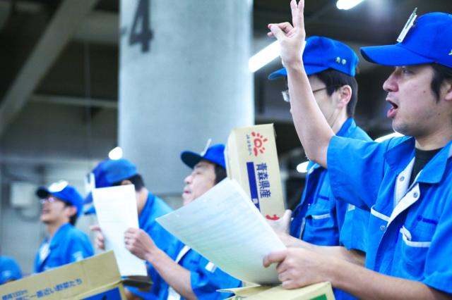 せり売りや相対取引などで、青果物の価格を決める仕事でもあります。マーケットに出回る野菜の価格調整を担っています。