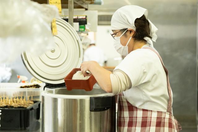 簡単な作業からはじめて接客のスペシャリストへ！1つ1つできることを増やしていけます◎幅広い年代の女性が活躍中