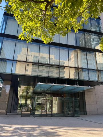 地下鉄駅直結の職場で通いやすさ抜群。
東京はもちろん千葉や神奈川から通勤するメンバーもいます。