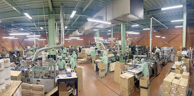 みんな作業中はコツコツ集中していても、休憩中はとても和やか。独り立ちまでは先輩が丁寧に指導します。