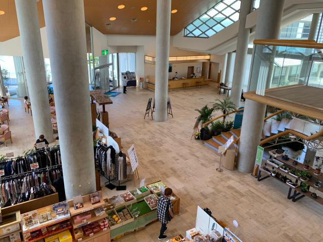 ファミリーや団体のお客様が多い海辺のリゾート地でのお仕事！　未経験者OK、長期で働ける方大歓迎！館内・館外の雑務