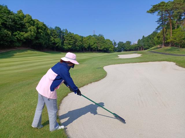 【栗東市／カラダを動かすことが好きな方】会員制ゴルフ場のキャディ募集会員制ゴルフ場のキャディ