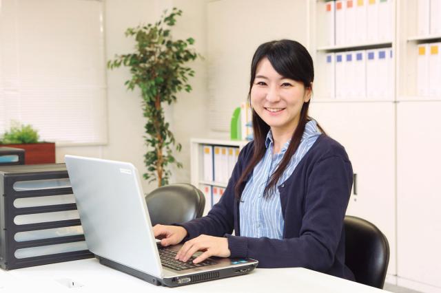 未経験から会計事務にチャレンジ。駅近で働きやすいオフィスです。