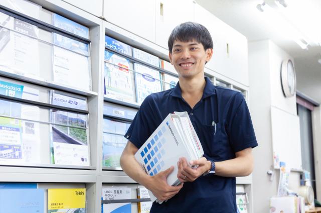 営業・設計・工事が連携しながら仕事を進めています。分からないことも相談しやすい環境です。