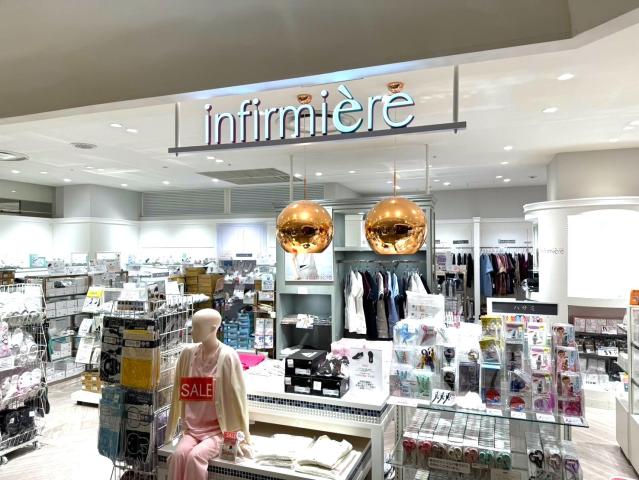 看護師さん向けグッズ(衣類や雑貨など)を販売。落ち着いて買い物ができる雰囲気です◎