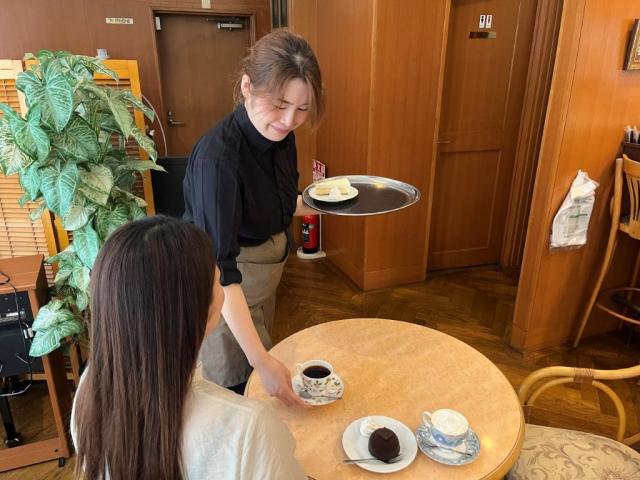 【平日のみ】おいしい珈琲が人気のカフェスタッフ♪週3日〜OK！未経験スタート可／プライベートも充実★カフェ店員