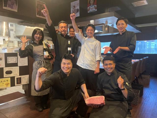 木目調が程よくカジュアルで落ち着いた雰囲気の店内。スタッフ一丸となりお客様へ楽しい時間を提供します。