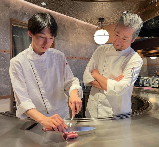 ＜人気の鉄板焼き店＞昨年11月オープン♪友達同士OK！終電&テスト期間考慮／髪色・ネイル自由度高め★ホールスタッフ