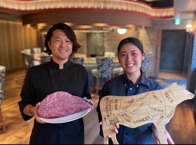 木目調が程よくカジュアルで落ち着いた雰囲気の店内。スタッフ一丸となりお客様へ楽しい時間を提供します。