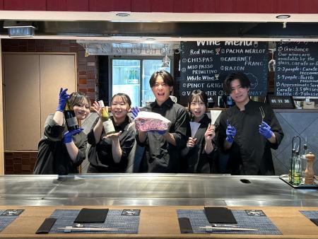 学生活躍中！渋谷駅3分の人気ステーキ店★週1日〜OK！まかない無料／髪色・ネイル自由度高め★鉄板ステーキハウスのサービススタッフ
