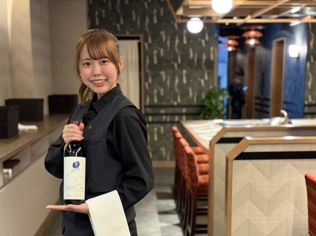 木目調が程よくカジュアルで落ち着いた雰囲気の店内。スタッフ一丸となりお客様へ楽しい時間を提供します。