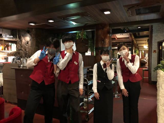 未経験の方も大歓迎。経験者の方は優遇します。お肉や食材、接客マナーなどは私たち先輩が丁寧に指導します!