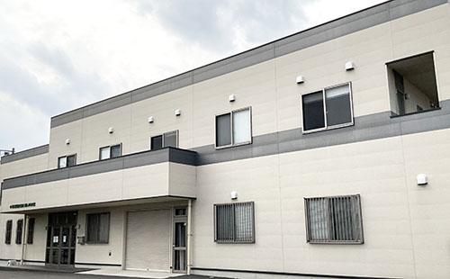 20代から幅広い年代の男女スタッフ活躍中。
製造ラインではなく、作業台でのモクモク作業です。