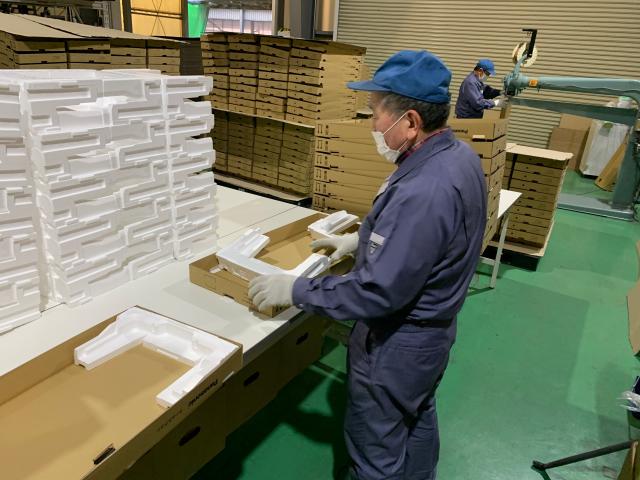 20代から幅広い年代の男女スタッフ活躍中。
製造ラインではなく、作業台でのモクモク作業です。