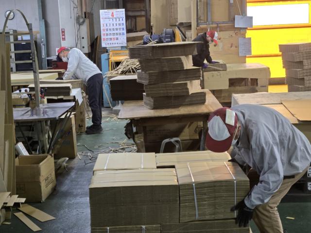 20代から幅広い年代の男女スタッフ活躍中。
製造ラインではなく、作業台でのモクモク作業です。