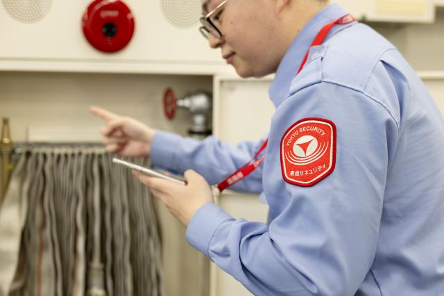 ハードなイメージが一変？最長76歳まで続けられる施設警備◆40代・50代活躍中／実質月15日程度休み施設警備スタッフ