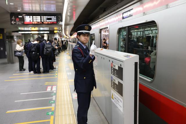 制服を着ると、ちょっと親切な自分になれる。
