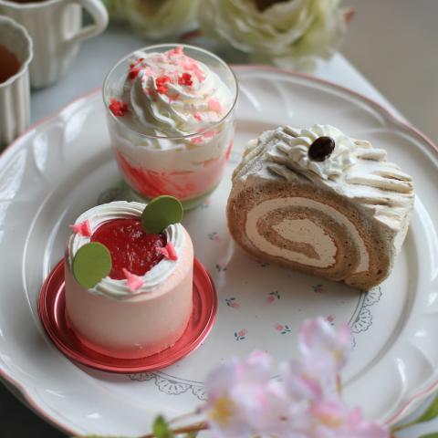 洋菓子工場での製造パート／未経験でも安心のサポート体制♪週４日〜OK！平日のみOK！シフトは応相談可ケーキ・洋菓子の製造スタッフ（軽作業）