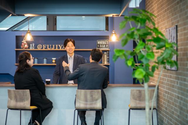 毎日通うのが楽しくなるような自社オフィスが自慢!若手が好む要素をふんだんに取り入れました!
