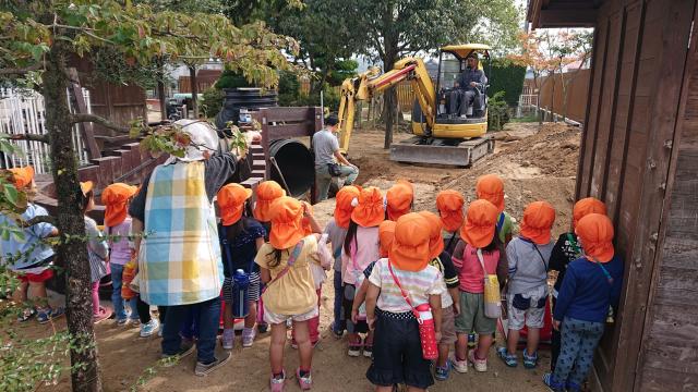 子どもたちは、工事の様子を興味津々で見てます。みんな大好き、ダンプやユンボ。工事を仕切るあなたは、子どもたちのヒーローです！