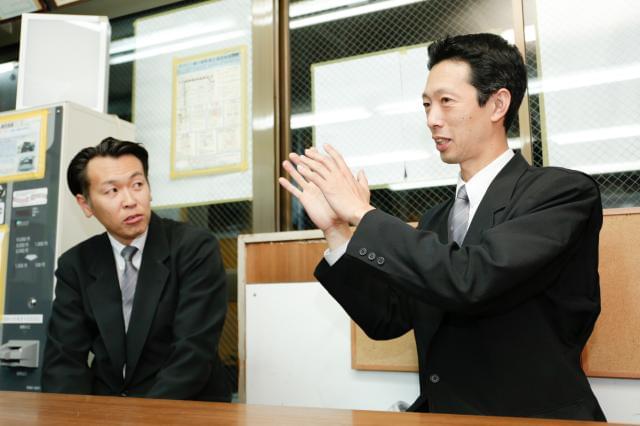 若手スタート社員の本音。左Kさん(入社39歳/現在44歳)、右Nさん(入社23歳/現在44歳)