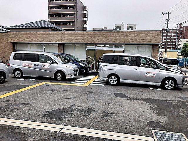 此方が当施設全景。前方にある車両が送迎いただく車両となります。経験・年齢問わず活躍できるステージです。