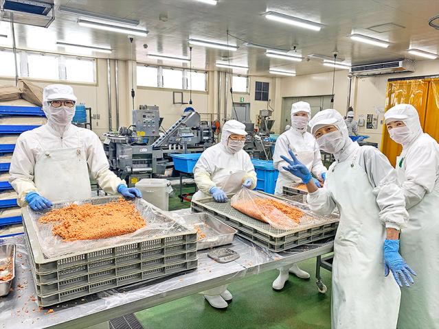 20代〜50代の女性が活躍しています。
未経験から始められる簡単な食品製造のお仕事です。