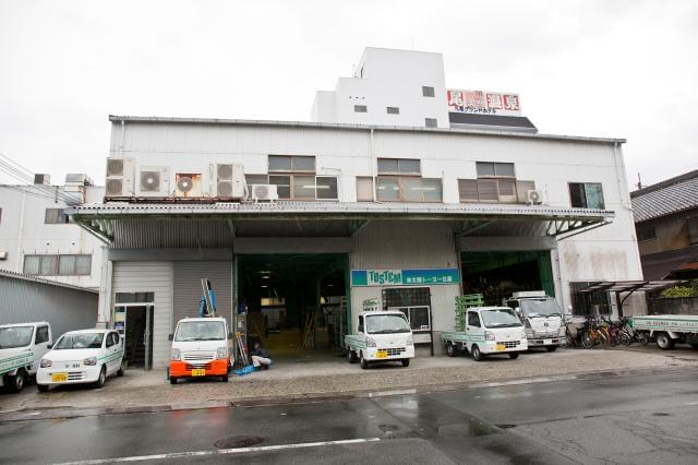 1974年設立の地域密着企業。アルミサッシをはじめとする住宅機器の販売・施工を手がけています。