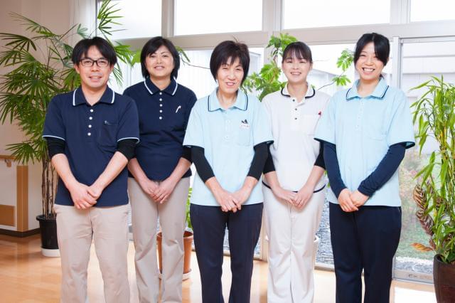 \経験・性別・年齢不問!/20代〜50代まで73名の職員が活躍中!看護師や生活相談員との連携もスムーズです!