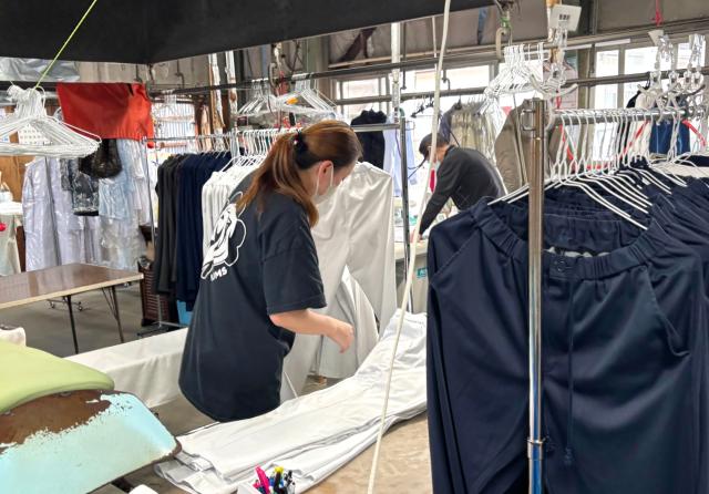 【土日休み＆15時終業】未経験ＯＫ！クリーニングのお仕事始めませんか？40〜50代の男女共に活躍中！クリーニング工場内軽作業スタッフ