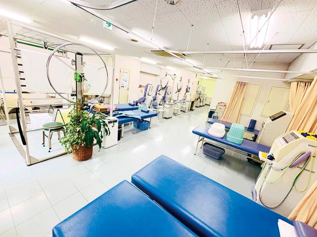 午前だけでムリなく！駅チカ×落ち着いた環境で、
未経験から始めやすいリハビリ補助です