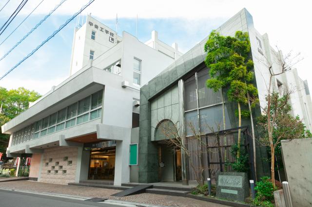 キャンパスは有名建築家が設計。
開放的で洗練された空間は、学生たちの教材になっています。