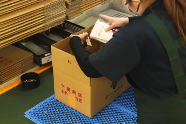 【京都市中京区】＼本社商品センターでの軽作業／週2日〜、1日4h〜応相談！未経験OK！本社センターでの軽作業（荷受け・ピッキング・検品、他）