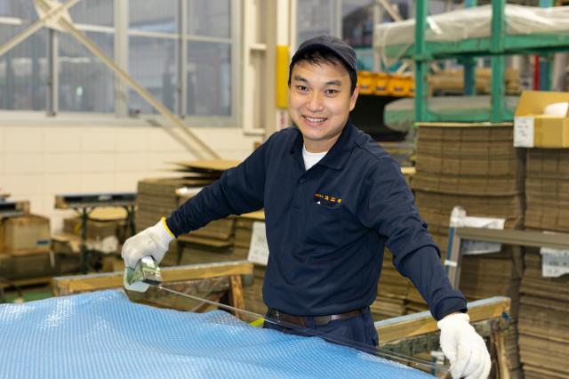 当社は、オリジナリティを追及する新たなニーズに対応。自社アルミ形材の押出から二次加工及び施工までの一貫した生産体制を構築している強みがあります。