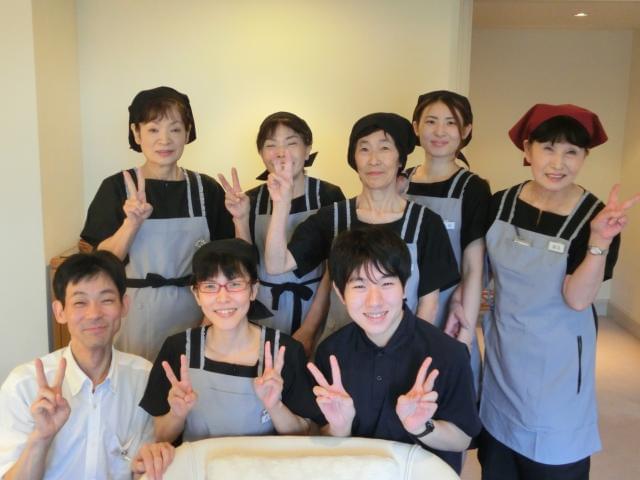 幅広い年齢の男女が活躍中！15時までの勤務なので家事との両立もバッチリ☆