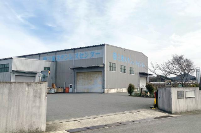 モノづくりとは関係のない分野からのスタッフも未経験者も活躍中です!(工場長より)