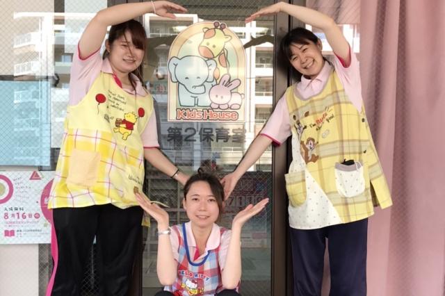 幅広い世代のスタッフが活躍中。
先輩からのフォローがあるので、未経験の方もご安心を!