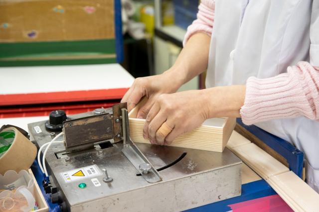 スーパーや駅弁で誰もが一度は目にしたことのある容器。一つひとつ手作業で丁寧に形にしていきます。