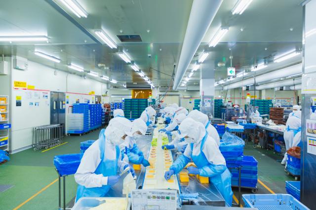 【時給アップ】日勤の盛付・箱詰　週3日〜　安心の教育体制／大手コンビニ向けの食品作りに携わりませんかお弁当などの盛付・箱詰め作業