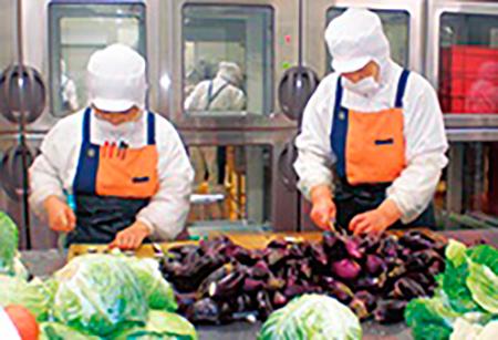 当社は小・中学校、企業内保育、高齢者施設の給食サービスやお弁当、仕出し弁当で地域に貢献しています。