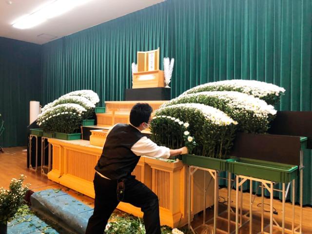 20代〜40代男女スタッフ活躍中!
当社は、冠婚葬祭時の生花を扱っています。