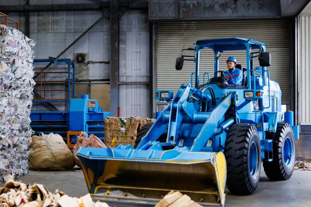車両系重機免許orリフト免許があれば応募OK！この迫力あるホイールローダーも、ゆくゆくはあなたの相棒に。