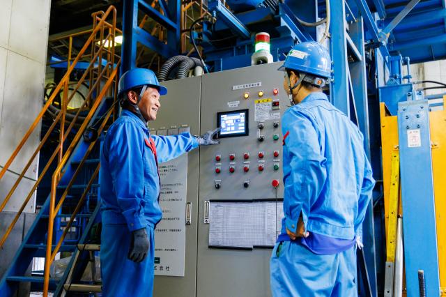 古紙を圧縮するラージベール機は、日本製のため操作はシンプル。先輩の丁寧な指導で着実に覚えられますよ◎