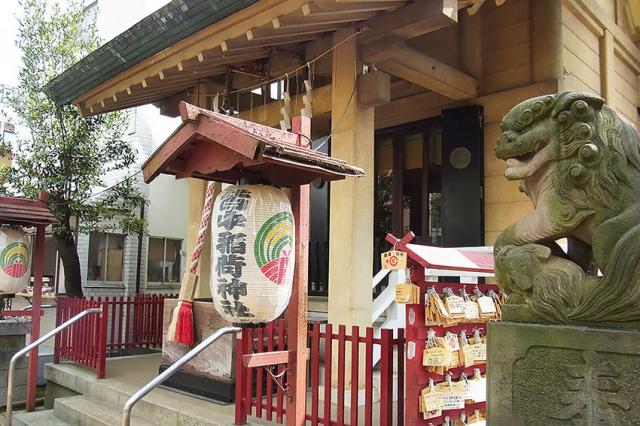JR新大久保駅より徒歩1分。
通勤便利な好立地にある稲荷神社です。