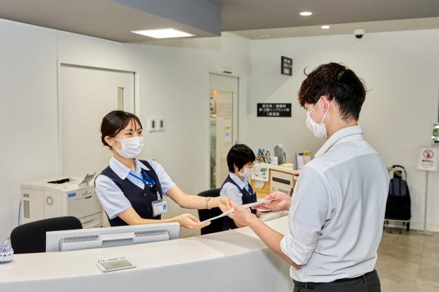 最初は研修バッチをつけて、みんなに見守られながらスタート！　育てる文化があるから、未経験でも大丈夫です。