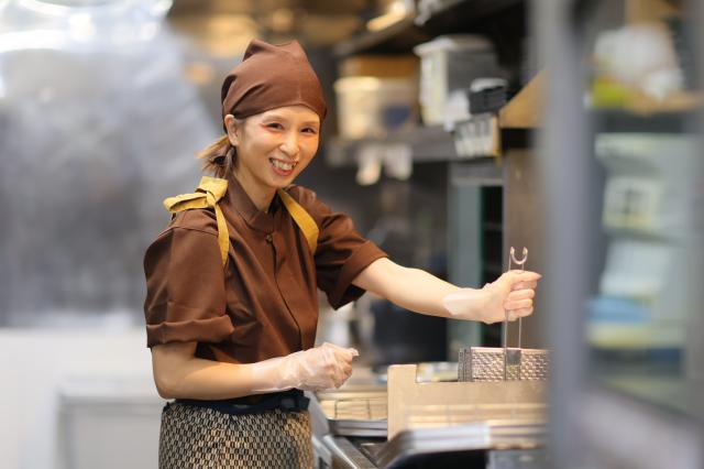 美味しい笑顔、常連さんとの会話、仲間との絆。
そんな魅力いっぱいの仕事です。ぜひ一緒に働きましょう☆
